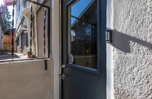 Richmond Apartment | Elegant Richmond Gem nestled up to Hawthorne Blvd.n