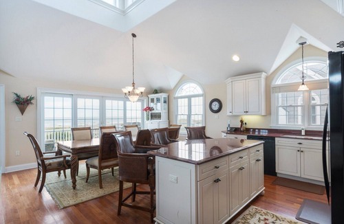 Gold Coast Condo | Elevator, Internet, TV, Cable, Central A/C, Deck, Porch