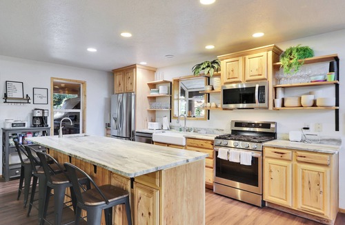 Duck Creek Village Cabin | Empty Saddle - 6 bedrooms/3.5 baths
