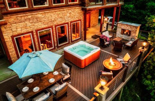 Gatlinburg - Pigeon Forge House | Enclave - 5 Suites - Private Outdoor Pool - Arcade - Fire Table - Outdoor Kitchen - Hot Tub
