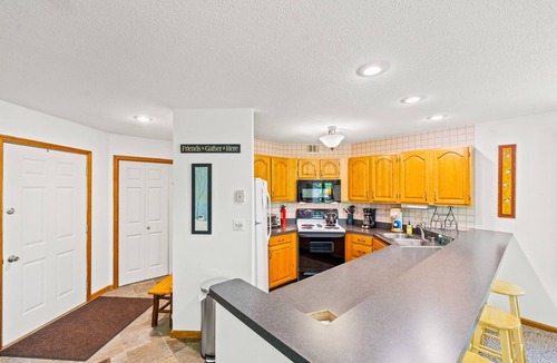 North Creek House | End-unit townhome near skiing and golf with deck, gas fireplace, & washer/dryer