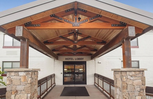 Tusayan House | Enjoy a Hassle-Free and Suiting Stay! 4 Convenient Units, Pool, Parking, Hot Tub