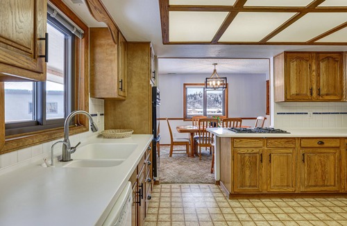 Grand Lake House | Enjoy Deck + Mtn Views: Grand Lake Retreat!