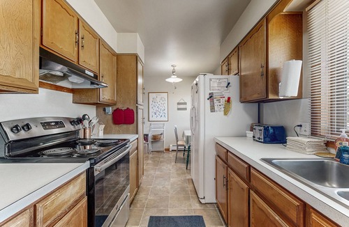 Estes Park Cabin | Enjoy nature from this charming cabin with deck, fireplace, & washer/dryer