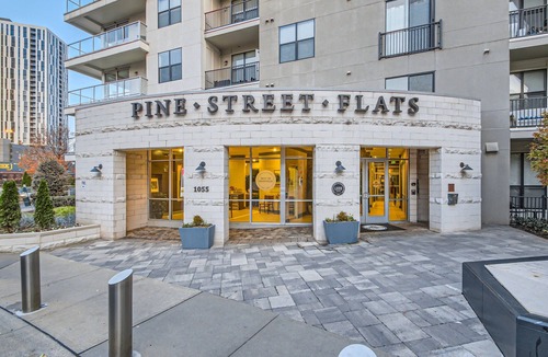 The Gulch Apartment | Enjoy the sounds of the City and Live Music - Downtown