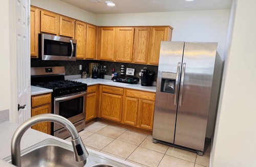 Westside House | Entire Home+Centrally Located+Near HWY+HotTub+FREE WIFI+Pet Friendly+Putt Putt