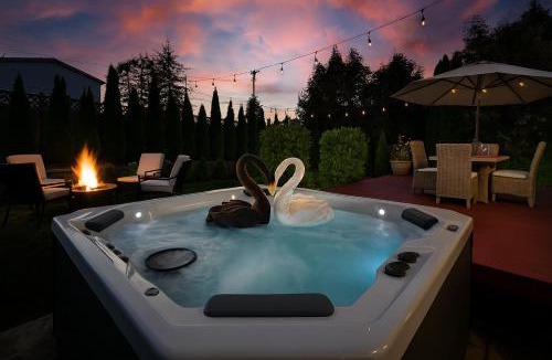 Martha Lake House | Entire house with Four Bedrooms, Hot Tub, BBQ, Private Backyard, FREE WiFi and Parking, near Seattle, EV