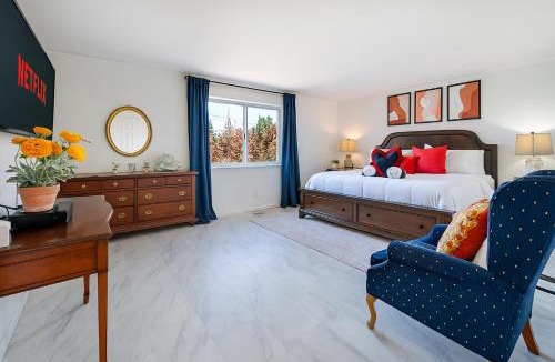 Martha Lake House | Entire house with Four Bedrooms, Hot Tub, BBQ, Private Backyard, FREE WiFi and Parking, near Seattle, EV