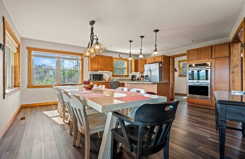 Chalet Village North Cabin | EPIC Mtn Views Hot Tub Pool Table 2 King, 2 Queen Suites Shelet De Dawn