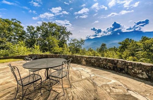 Chalet Village Cabin | EPIC view hot tub pool table free Dollywood tkt Sweet View