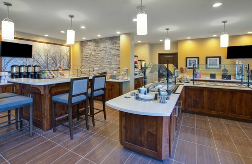 Benton Harbor Condo | Equipped Suite | Free Daily Breakfast, Indoor Pool + Fitness Center