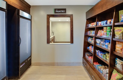 Benton Harbor Condo | Equipped Suite | Free Daily Breakfast, Indoor Pool + Fitness Center