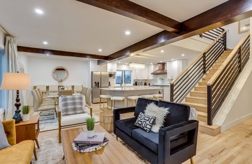 Broomfield House | Essence of Opulence: 20 Guests, 4000sqft! Pickleball, Poker, Fire Pit, Ping Pong