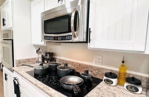 Southeast House | ✨European Style Hideaway💝Central Location⭐GameRoom⭐Free Wine⭐Fast Wifi⭐NetFlix