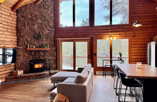 Evergreen Cabin | Evergreen Escape: Log Home w/Mountain Views Near Lake
