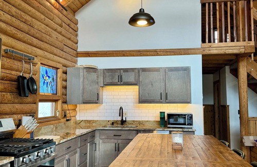 Evergreen Cabin | Evergreen Escape: Log Home w/Mountain Views Near Lake