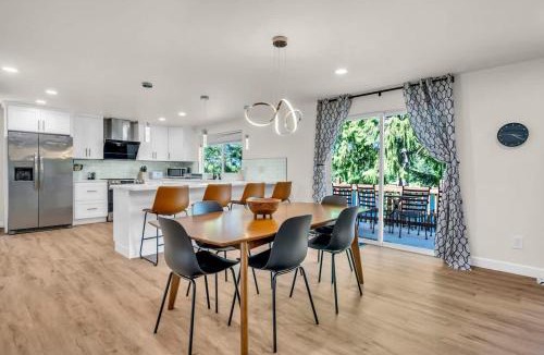 Three Lakes House | Exclusive Lakefront For 10 with Sauna Kayaks Peace