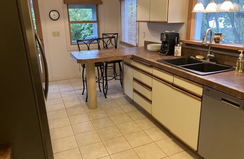 Columbia House | Executive/Professional's Home (30 Day Minimum) in Historic Eldridge Neighborhood