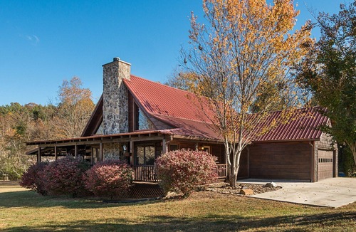 Hemp Cabin | EXPANDED MTN/VALLEY VIEW-500FT NOISY HEMPTOWN CREEK-ARCADE-FIREPIT-REALLOG CABIN