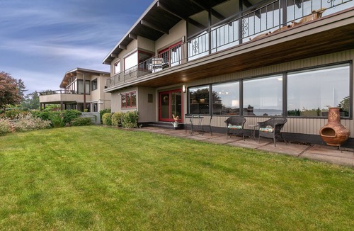 North Beach/Blue Ridge Apartment | Expansive Views of Puget Sound close to Ballard