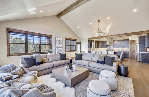 Baldy Mountain House | Experience the charm of Cocoa Cabin, a spacious retreat with stunning views & luxurious amenities.