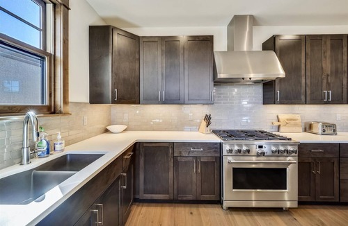 Baldy Mountain House | Experience the charm of Cocoa Cabin, a spacious retreat with stunning views & luxurious amenities.
