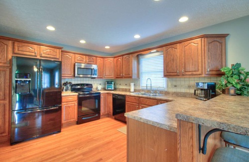 Kingsport House | Experience the serenity of a peaceful neighborhood and the excitement of the city .