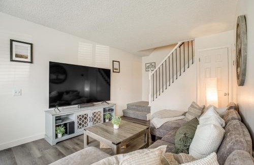Bear Creek House | Explore Red Rocks and Green Mtn Townhome with Pool!