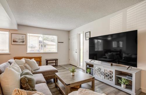Bear Creek House | Explore Red Rocks and Green Mtn Townhome with Pool!
