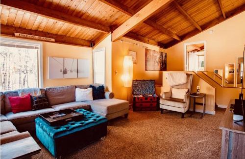 Thornton Apartment | Exposed Beam 3BR Modern Mountain Retreat
