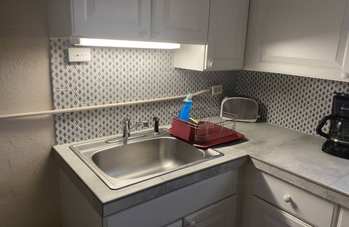 Mapleton Hill Apartment | Fabulous LOCATION quiet setting steps to Pearln