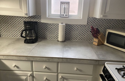 Mapleton Hill Apartment | Fabulous LOCATION quiet setting steps to Pearln