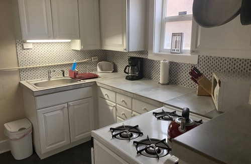 Mapleton Hill Apartment | Fabulous LOCATION quiet setting steps to Pearln
