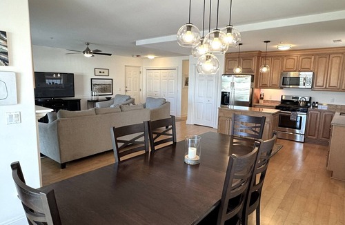 New Buffalo Condo | Fall 2 nt min Perfect Location Condo Pools Walk to all Beach 1.5 blk