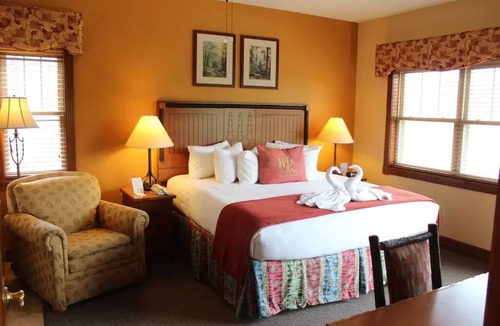 Gatlinburg Resort | Fall colors! WG resort, Close to downtown, Indoor waterpark, breathtaking views