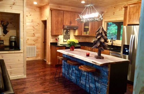 Gatlinburg - Pigeon Forge Cabin | Fall Special Rates - Mt Le Conte Veiws, 3 King Suites Theater room Pool Fire Pit