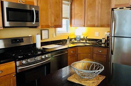 North End Condo | Fall & Thanksgiving - booking 2026- Super Clean-Comfy! Pet Friendly! N End Beach