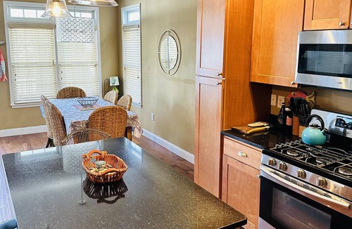 North End Condo | Fall & Thanksgiving - booking 2026- Super Clean-Comfy! Pet Friendly! N End Beach