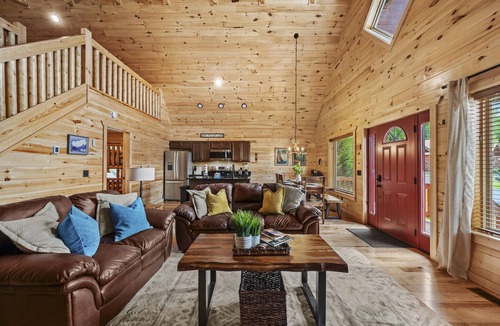 White Oak Lodge Cabin | Family Friendly Cabin features Pool, Hot Tub, Game Room, Pool Table, Wifi