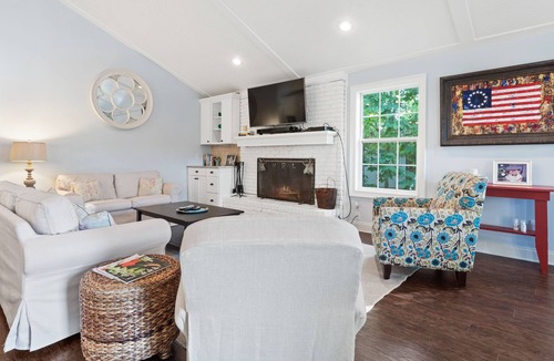 Eatonton House | 🌅 Family-friendly lake front home with EPIC sunset views and bunk room! 🚤🐟