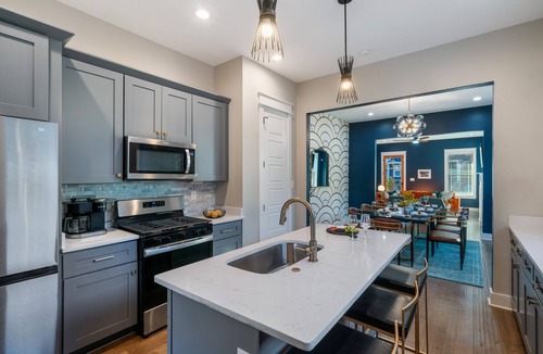 Memphis House | Family house in a great location! King beds and great decor!