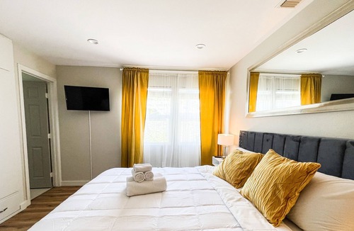 Burbank House | Fantastic Modern 3b 2bath home near NoHo West