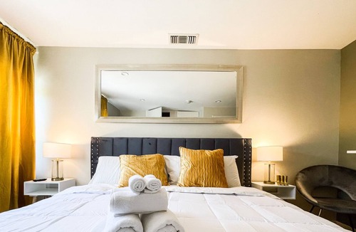 Burbank House | Fantastic Modern 3b 2bath home near NoHo West