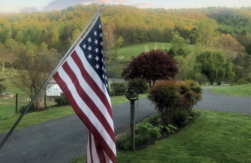 Batesville House | Farm Experience-In the Heart of Vineyard, Wine and Wedding Country-Spacious