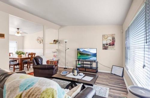 West San Antonio House | Fenced backyard, king bed, near medical center, Aquarium, and SeaWorld