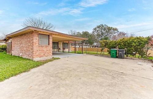 West San Antonio House | Fenced backyard, king bed, near medical center, Aquarium, and SeaWorld