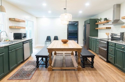 Wade Hampton House | Fenced In|10 Min To DT|Sleeps 14|Walk In Shower