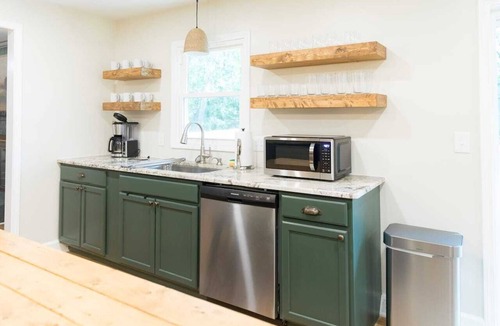 Wade Hampton House | Fenced In|10 Min To DT|Sleeps 14|Walk In Shower