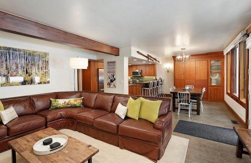 Aspen House | Fifth Avenue Unit 8, Condo with Extra Murphy Bed + Access to Pool & Hot Tub