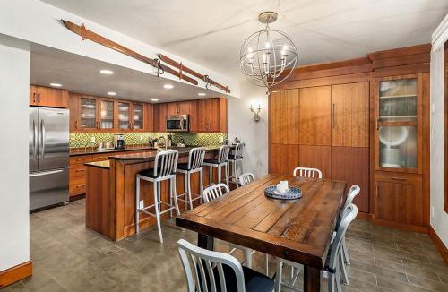 Aspen House | Fifth Avenue Unit 8, Condo with Extra Murphy Bed + Access to Pool & Hot Tub